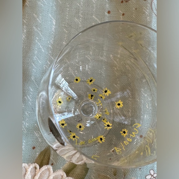 Hand painted Wine Glasses NWT “Love Blooms “ set of two with yellow daisys - Picture 10 of 14
